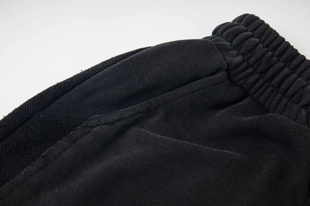 P220 model number Y661 CHROME HEARTS/Chrome Hearts CH 23SS washed trousers and sweatpants, soft and comfortable, and the upper body experience is overwhelming. The pants are decorated with classic cross leather patches, which are full of design. Trousers with elastic waist and leggings, a super versatile fashion item, will definitely turn heads. A must-have treasure sweatpants. The shape is super easy and easy to wear. Both men and women can easily wear it. They are the first choice for the street, don’t miss it! ! ! size:S-XL